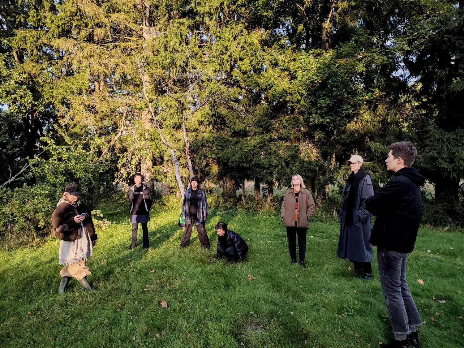 During micro-field-tripping: a set of listening, movement and writing exercises on more than human interaction